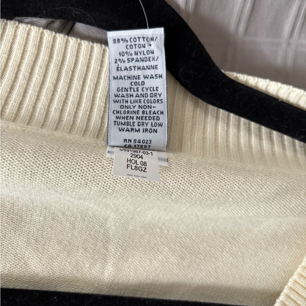 NWT- Women’s GAP Cream Sweater- Size XL - Picture 4 of 4